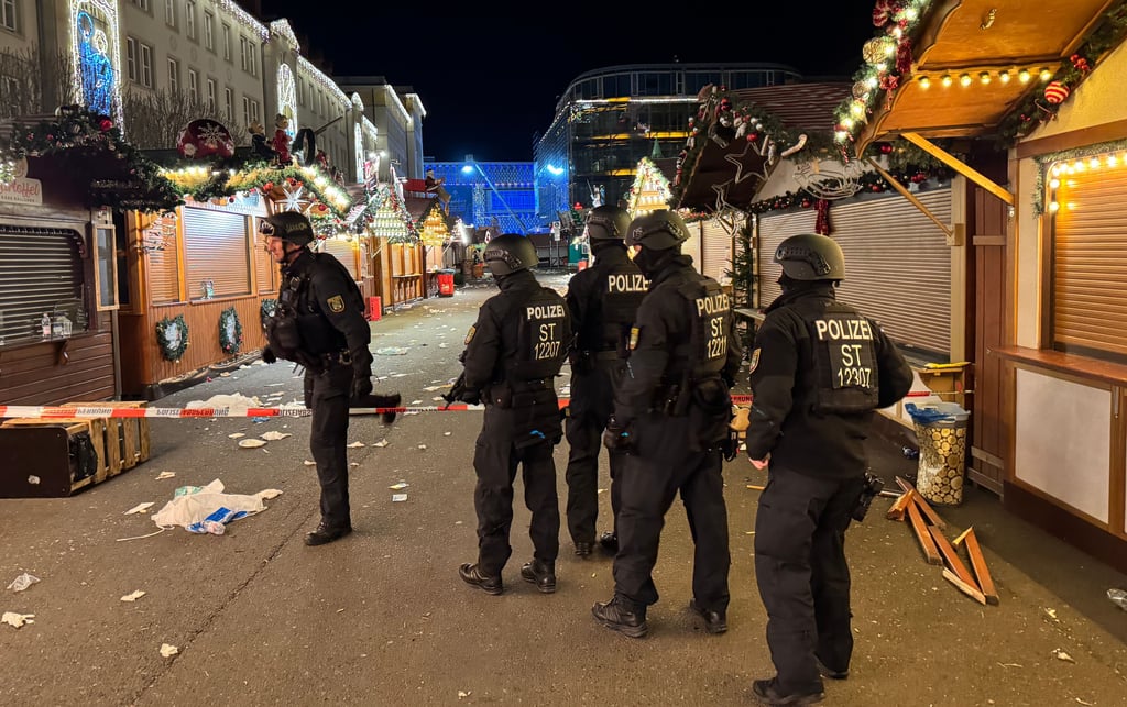 Kurz nach dem Anschlag durchsuchen Polizisten den Weihnachtsmarkt. Monate später hatte der Attentäter persönlich adressierte Brief an einige seiner Opfer geschrieben.
