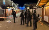 Kurz nach dem Anschlag durchsuchen Polizisten den Weihnachtsmarkt. Monate später hatte der Attentäter persönlich adressierte Brief an einige seiner Opfer geschrieben. 