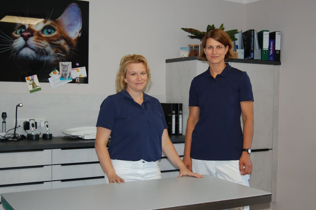 Dr. Ina Erbe (l.) hat die Tieraztpraxis Rippachtal eröffnet. Ihr zur Seite steht Debora Herrig als Assistenzärztin.