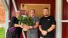 Ortsbürgermeisterin Jenny Kräcker (Mitte) dankt Karin und Fabian Hoffmeister für die Sanierung der Bushaltestellen.