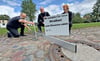 Ingo Heidemann, Alexander Wilke und Beatrix Heidemann (v. li.) messen an einer besonders gefährlichen Stelle der Ortsdurchfahrt Brietzke den Höhenunterschied. zwischen Gully und Fahrbahn. Bis zu zwölf Zentimeter sind es. Mit der Folge: Einige Ölwannen mussten hier schon dran glauben.