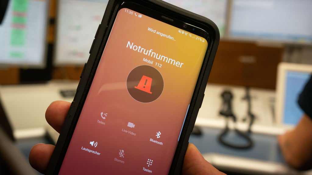 Viele Telefone oder Uhren lösen bei Stürzen automatisch einen Notruf aus.