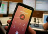 Viele Telefone oder Uhren lösen bei Stürzen automatisch einen Notruf aus.