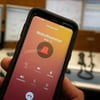Viele Telefone oder Uhren lösen bei Stürzen automatisch einen Notruf aus.