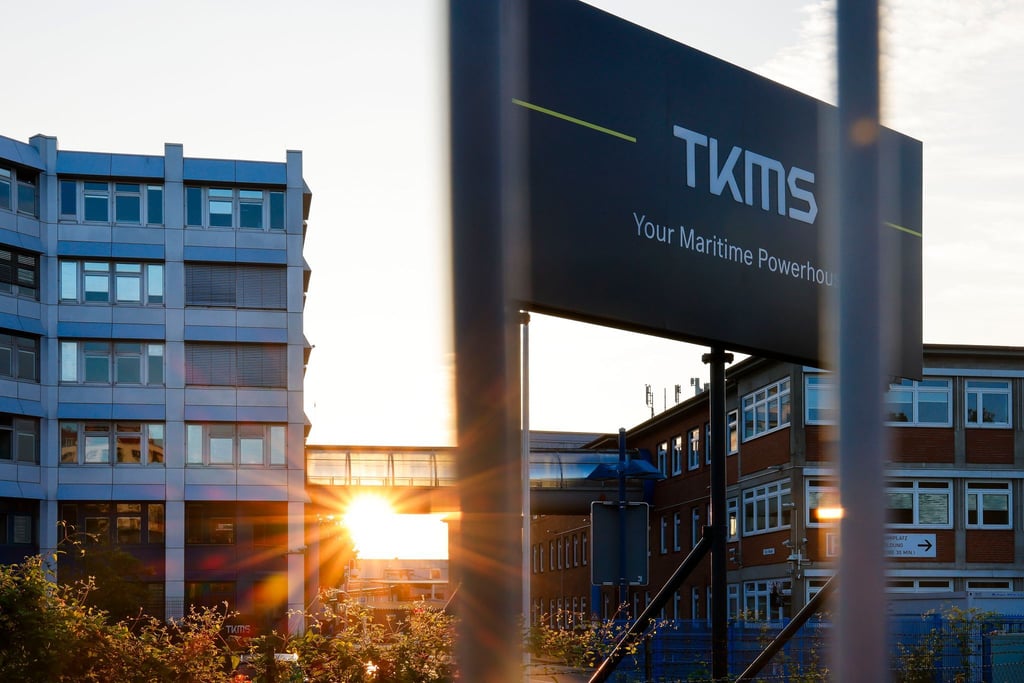 TKMS wird von Thyssenkrupp abgespalten und geht an die Börse. Thyssenkrupp behält mit 51 Prozent aber die Mehrheit.