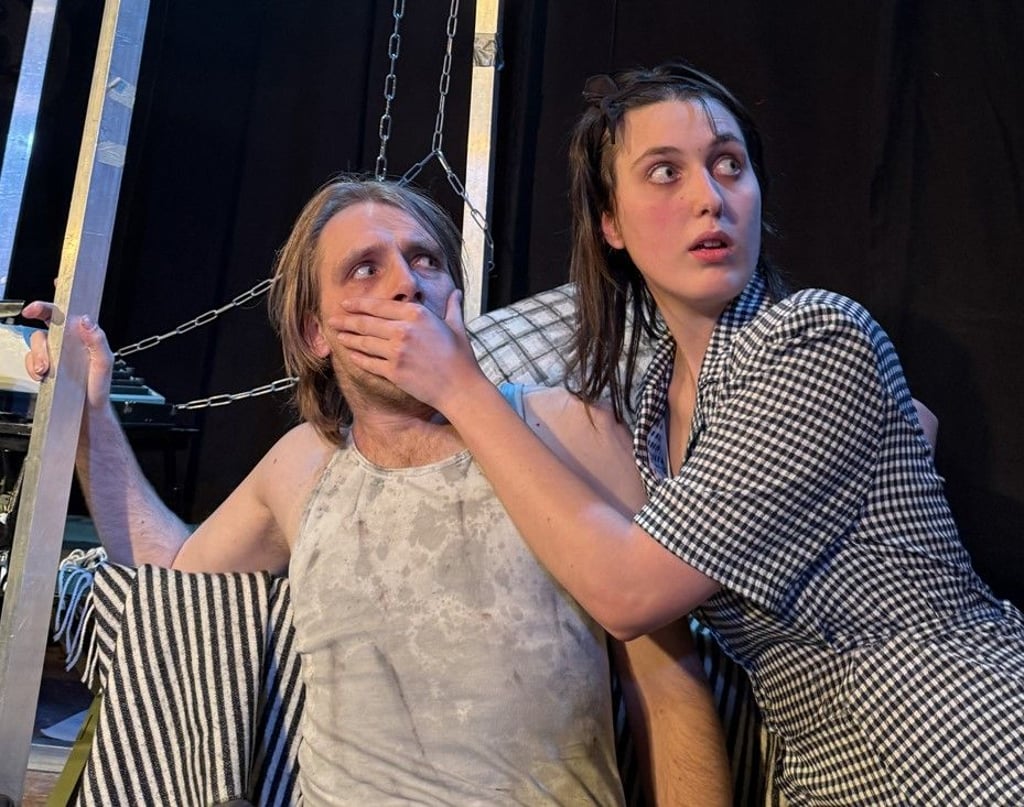 Szene aus dem Horrorklassiker „Misery“ von Stephen King in einer Inszenierung des TheaterPacks Leipzig. Zu erleben am Freitag, 15. August 2025, im Park des Ritterguts Cattenstedt.