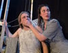 Szene aus dem Horrorklassiker „Misery“ von Stephen King in einer Inszenierung des TheaterPacks Leipzig. Zu erleben am Freitag, 15. August 2025, im Park des Ritterguts Cattenstedt.