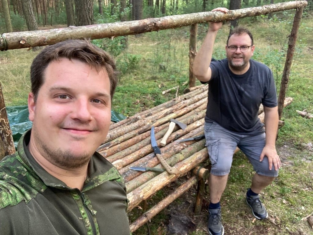 Die Konstruktion geht uns grundsätzlich leicht von der Hand. Mein Waldbett ist nach knapp drei Stunden so gut wie fertig.
