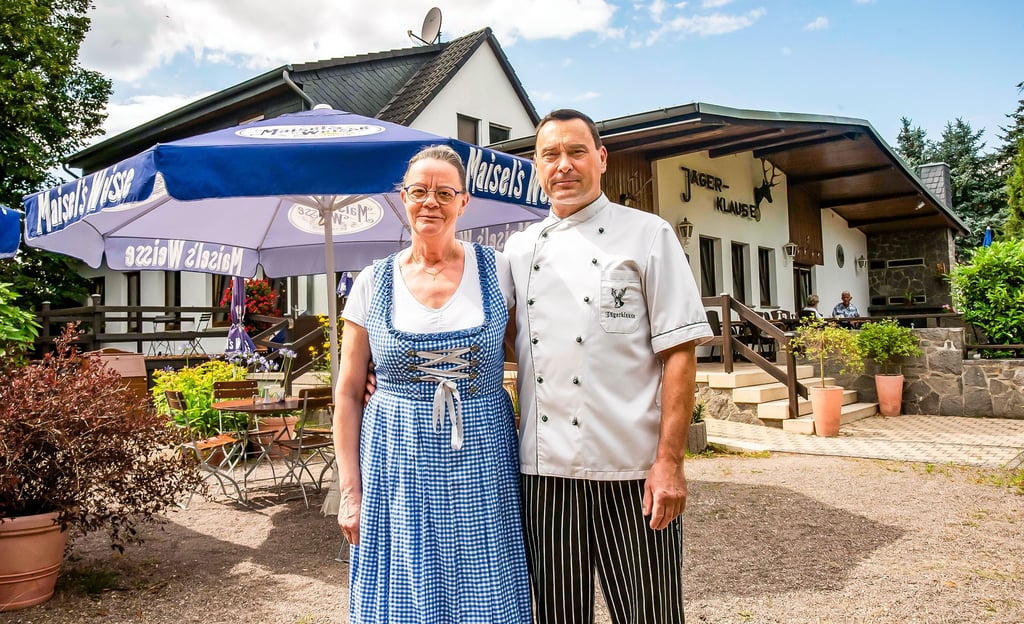Die Inhaberin und der Küchenchef: Das Ehepaar Claudia und Michael Voigt lenkt seit 2006 die Geschicke in der historischen Jägerklause.