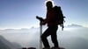 Gleißendes Sonnenlicht: Gerade beim Wandern und in der Höhe wird spezielle UV-Schutzkleidung auch Erwachsenen empfohlen.
