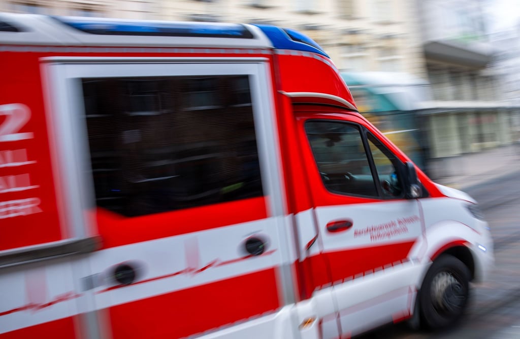 Rettungskräfte brachten den schwer verletzten Mann in ein Krankenhaus. (Symbolbild)
