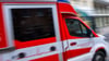 Rettungskräfte brachten den schwer verletzten Mann in ein Krankenhaus. (Symbolbild)