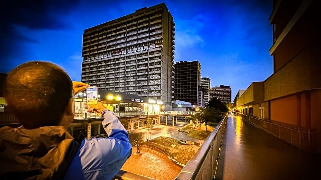 Die dunklen und verfallenen Hochhausscheiben im Zentrum von Halle-Neustadt wirken im Dunkeln besonders bedrohlich.