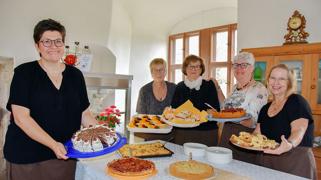 Anja Kummer (v.l.), Birgitt Münster, Rosemarie Baars, Renate Preckel und Doreen Wöhlbier sind am Kuchenbüfett in Aktion.