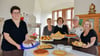 Anja Kummer (v.l.), Birgitt Münster, Rosemarie Baars, Renate Preckel und Doreen Wöhlbier sind am Kuchenbüfett in Aktion.