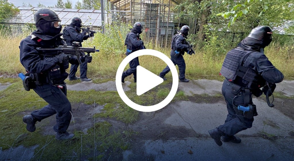 Die Polizisten pirschen sich mit der Maschinenpistole im Anschlag an die Situation heran. Auf dem Gelände eines ehemaligen Institutes für Gartenbau gab es Schüsse.