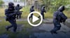 Die Polizisten pirschen sich mit der Maschinenpistole im Anschlag an die Situation heran. Auf dem Gelände eines ehemaligen Institutes für Gartenbau gab es Schüsse. 