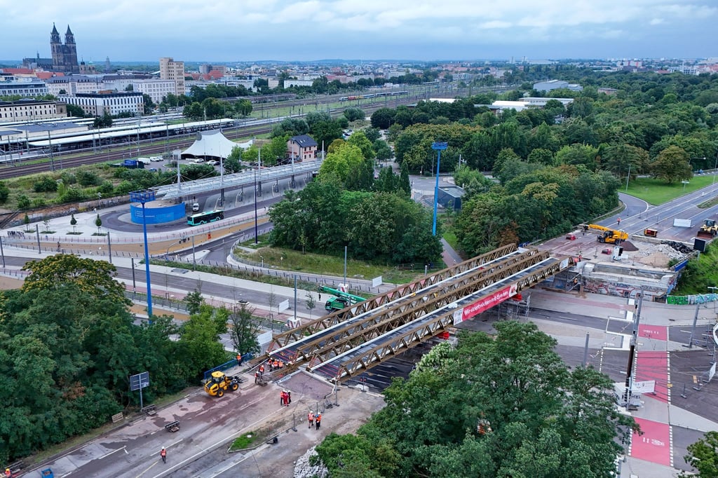Wegen massiver Schäden musste die ursprüngliche Brücke über den Magdeburger Ring abgerissen werden. (Archivbild)