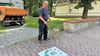 Ronny Weishaupt vom Hecklinger Stadtbaubetrieb brachte auf dem Fußweg vor der Kirche einen Hinweis auf die neue Radwegtrasse an. 