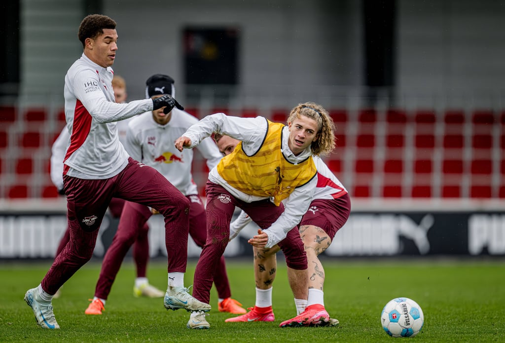 Nuha Jatta (li.) im Training von RB mit Viggo Gebel.