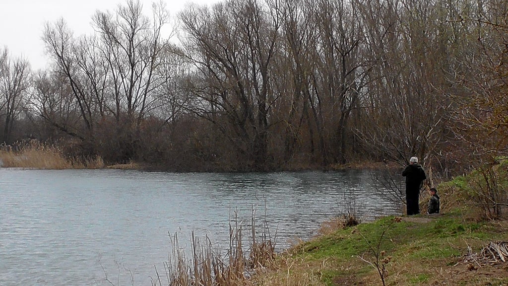 An der Kiesgrube an der Bergaer Bahnhofstraße soll der Vorfall passiert sein. Sie wird unter anderem gern von Anglern genutzt.