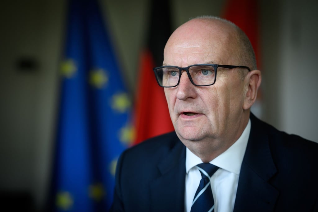 Brandenburgs Ministerpräsident Dietmar Woidke (SPD) setzt auf eine inhaltliche Auseinandersetzung mit der AfD (Archivbild).