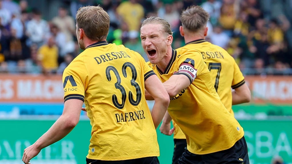 Die Spieler von Dynamo Dresden bejubeln einen Treffer beim Spiel in Fürth.