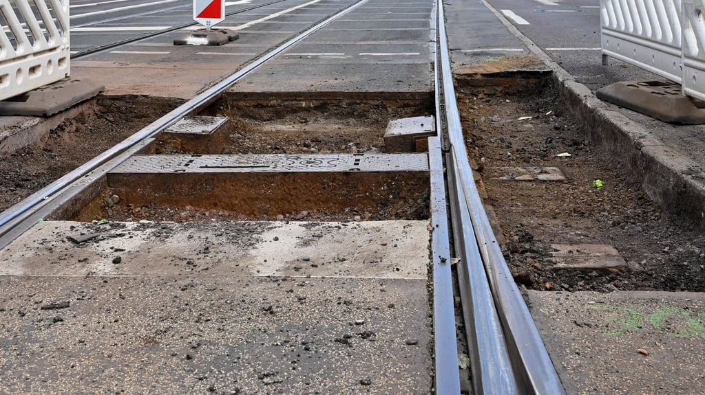 In Magdeburg werden die Schienen der Straßenbahn in der Olvenstedter Straße erneuert. Die Bauarbeiten sind dabei schneller als geplant.