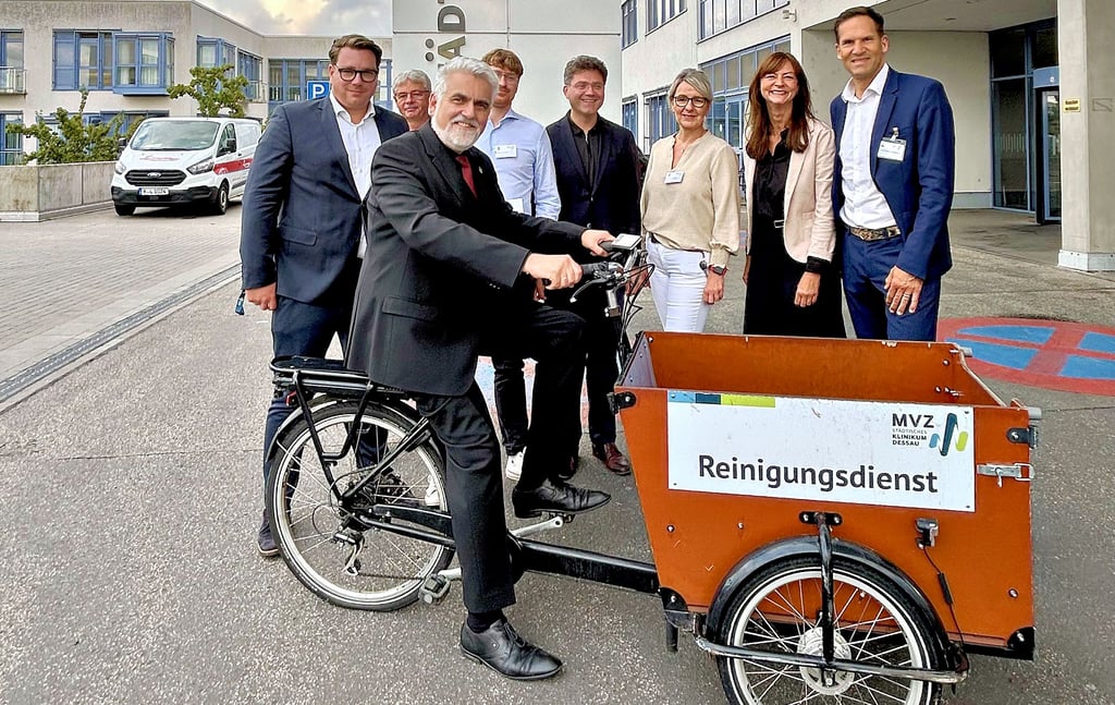 Minister Armin Willingmann (auf dem Rad) ist beeindruckt von den Anstrengungen des Städtischen Klinikums in punkto Umweltschutz. Auch die Verwendung von Lastenrädern gehört dazu.