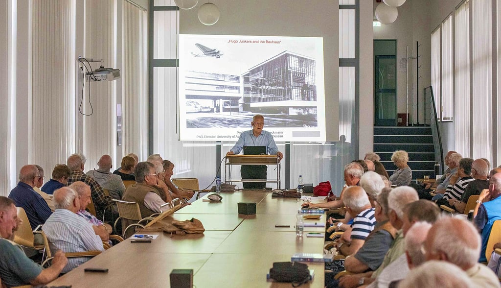 Der gut besuchte Vortrag von Professor Lückmann zu den Dessauer Größen Junkers und Gropius fand im Saal des Landesverwaltungsamtes statt.