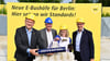 Der Grundstein für den neuen Betriebshof in der Säntisstraße ist gelegt, neben BVG-Chef Henrik Falk (rechts) war auch Verkehrssenatorin Ute Bonde (CDU) dabei (2. von rechts).