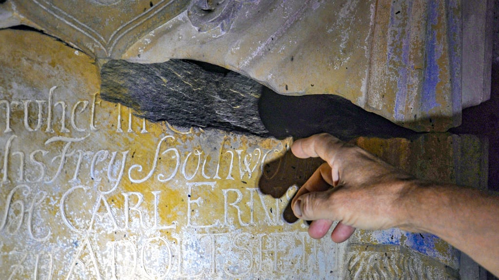 Hinter dieser zerbrochenen Grabplatte in der St. Johanniskirche Werben (Elbe) leben Mücken- und Zwergfledermäuse.