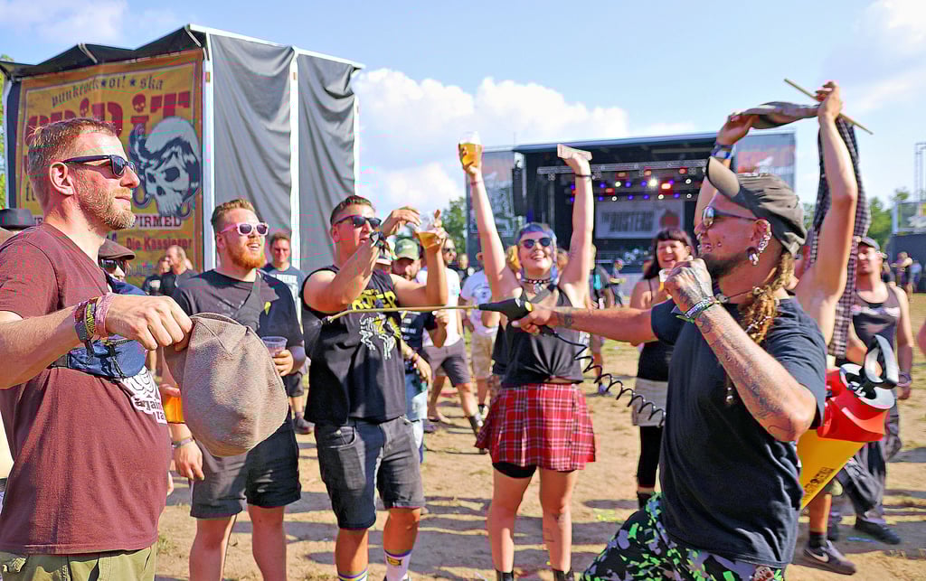 Für jede Erfrischung dankbar zeigten sich bei einem früheren Festival in Loburg diese Besucher.