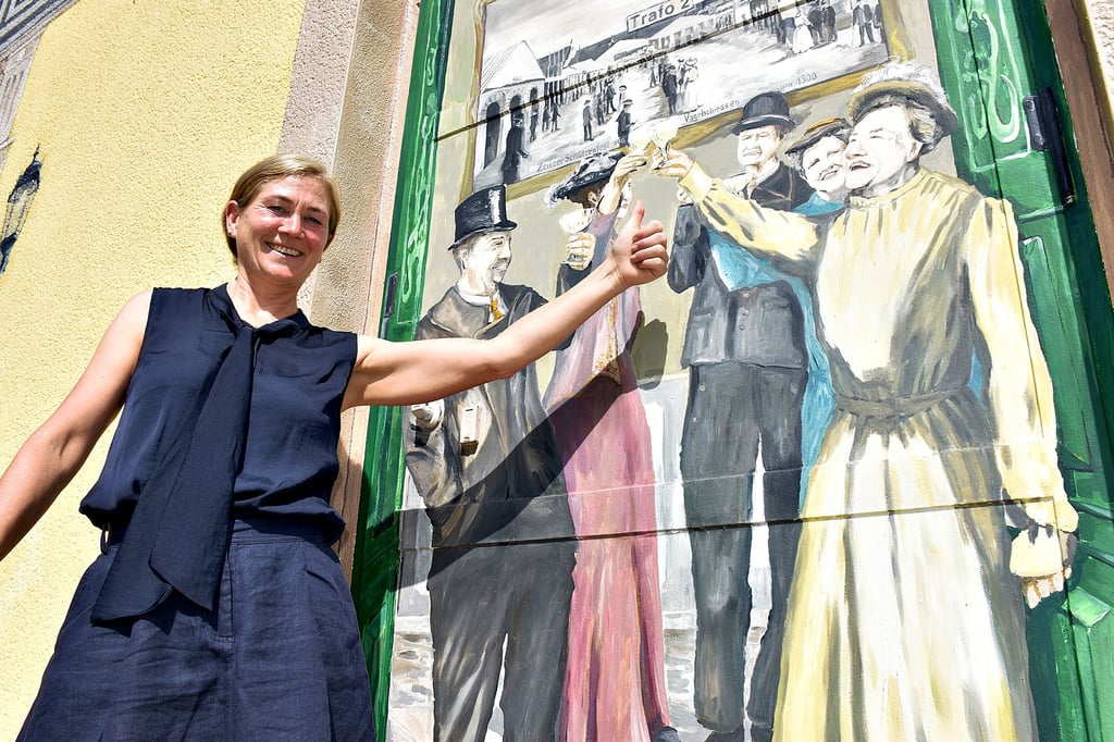 Neben der Strom-Bude an der Theodor-Arnold-Promenade und dem Trafo-Häuschen am Lindenplatz hat Künstlerin Annett Moschner jetzt der Strom-Villa am Schützenplatz ein markantes Aussehen verpasst. Auch der Hauptpreis der Schützengesellschaft ist abgebildet.