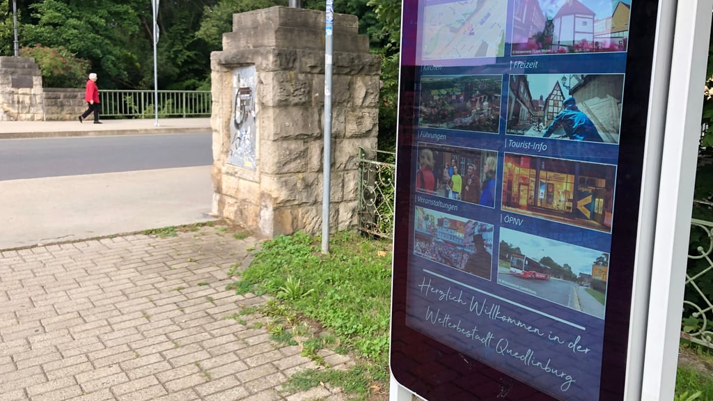 Das „Riesensmartphone“ am Kreisverkehr am Bahnhof in Quedlinburg.