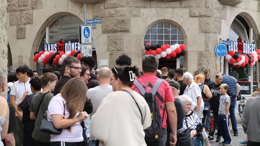 Neueröffnung von „Haus des Döners“ auf der Leipziger Straße&nbsp;in Halle mit Angebot: Einen Döner gab's für einen Cent.