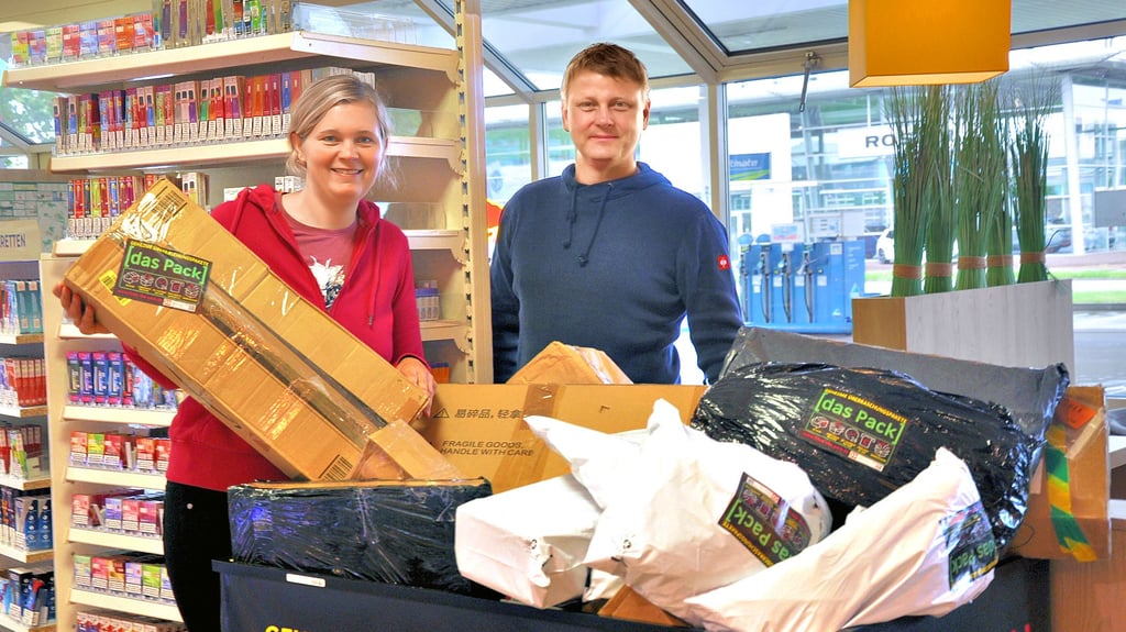 Jens und Jessica Braunschweig bieten in den Aral-Tankstellen in Stendal „Secret Packs“ zum Verkauf an. Was man bekommt, bleibt bis zum Schluss eine Überraschung.