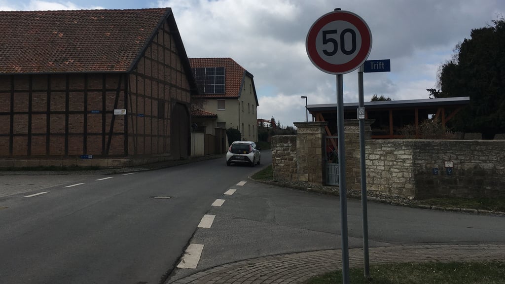 Das Foto macht das Dilemma deutlich: Im Kreuzungsbereich von Hornburger Straße (L91)/Trift endet aktuell der Gehweg. In der Hornburger Straße sind die Platzverhältnisse - insbesondere in Höhe des Autos - zu knapp, um einen Gehweg in Normbreite bauen zu können. Wegen der gefährlichen Situation ist das Tempo hier mittlerweile auf Tempo 30 reduziert worden.