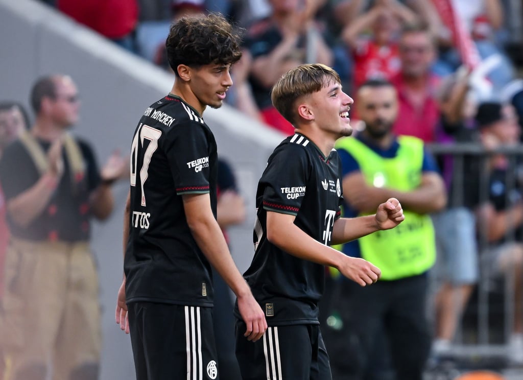 Lennart Karl (r.) hat seinen Vertrag beim FC Bayern München verlängert.