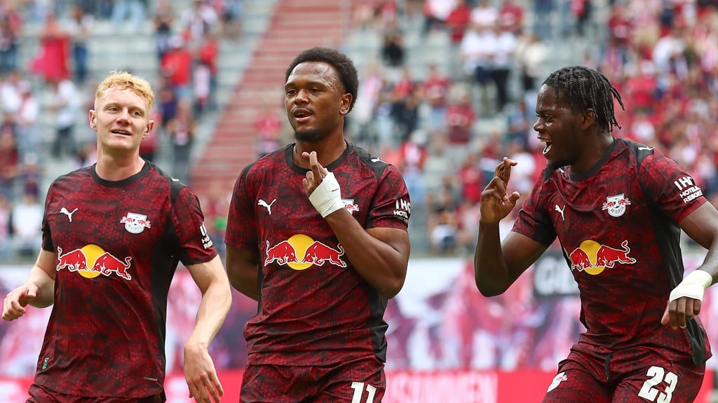 Lois Openda (Mitte) bejubelt mit Schiene sein Tor gegen Bergamo.