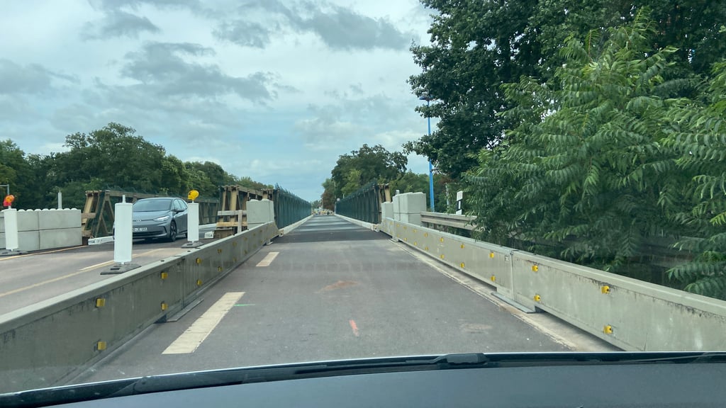 Ein Blick aus dem Auto auf die neuen Behelfsbrücken. Die Volksstimme-Redakteure Romy Bergmann und Tim Müller testeten die Überfahrt am Freitagmittag.