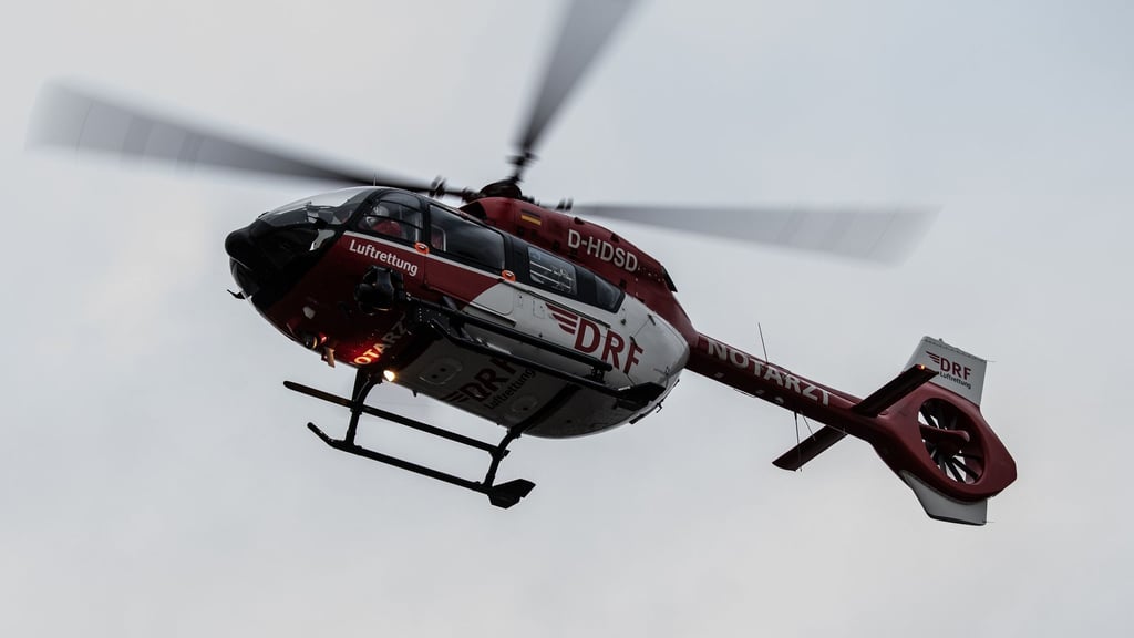 Nach einem Überholmanöver ist ein 79-Jähriger mit seinem Auto bei Burg im Straßengraben gelandet.