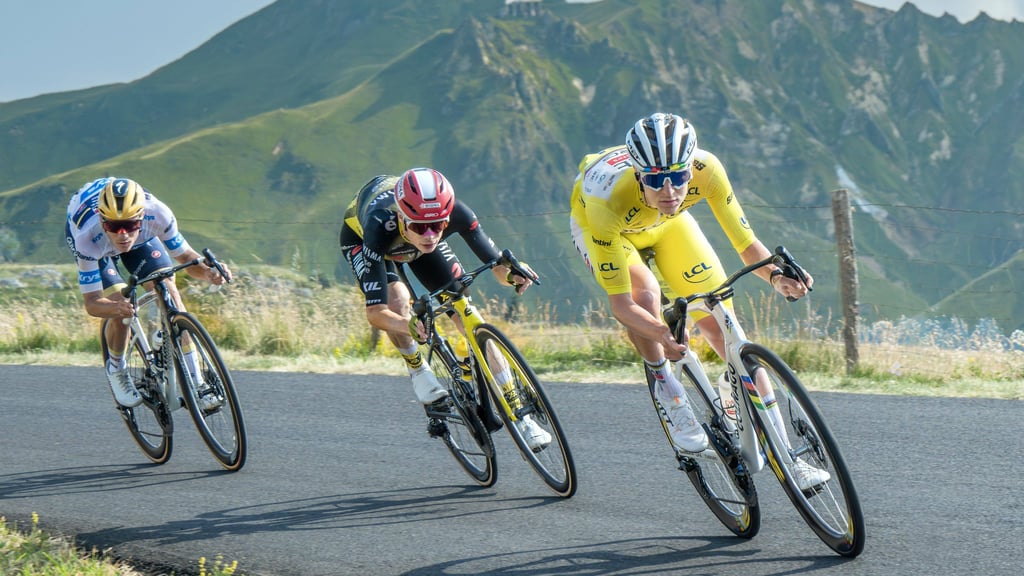 Für einen Tour-Start 2030 sind Tadej Pogacar (r.) und Jonas Vingegaard (M.) wahrscheinlich zu alt. Remco Evenepoel (l.) könnte dann aber der Topfavorit auf das Gelbe Trikot sein.