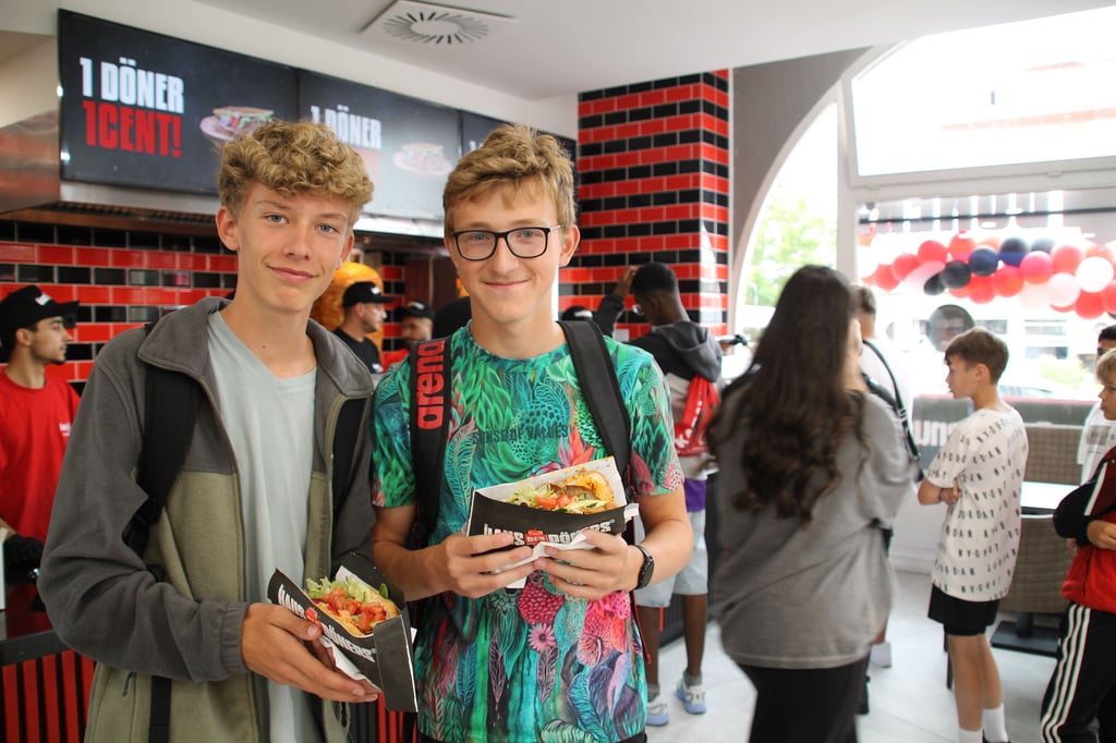 Luca und Markus zählten am Freitag zu den ersten Kunden im neuen Imbiss „Haus des Döners“ in der Leipziger Straße in Halle.