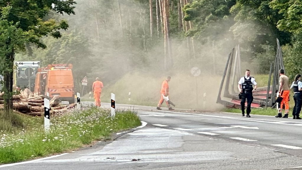 Nach dem Unfall musste auf der B107 aufgeräumt werden.