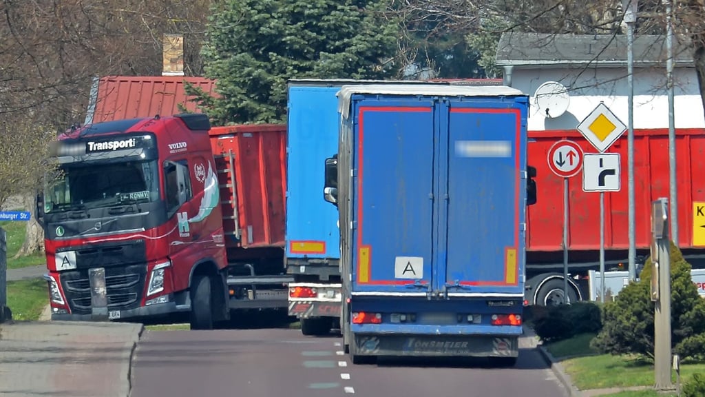 Der ganz normale Lkw-Wahnsinn in Schackenthal in Aschersleben. Durch die Umsetzung der Petition würde das Lkw-Aufkommen noch verstärkt werden.