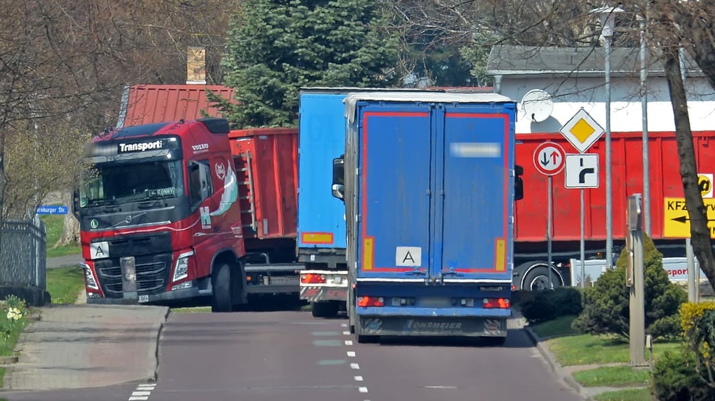 Der ganz normale Lkw-Wahnsinn in Schackenthal in Aschersleben. Durch die Umsetzung der Petition würde das Lkw-Aufkommen noch verstärkt werden.