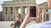 Urlaubsfotos mit Hilfe: Schöne Aufnahmen gelingen auch ohne Selfie-Arm.