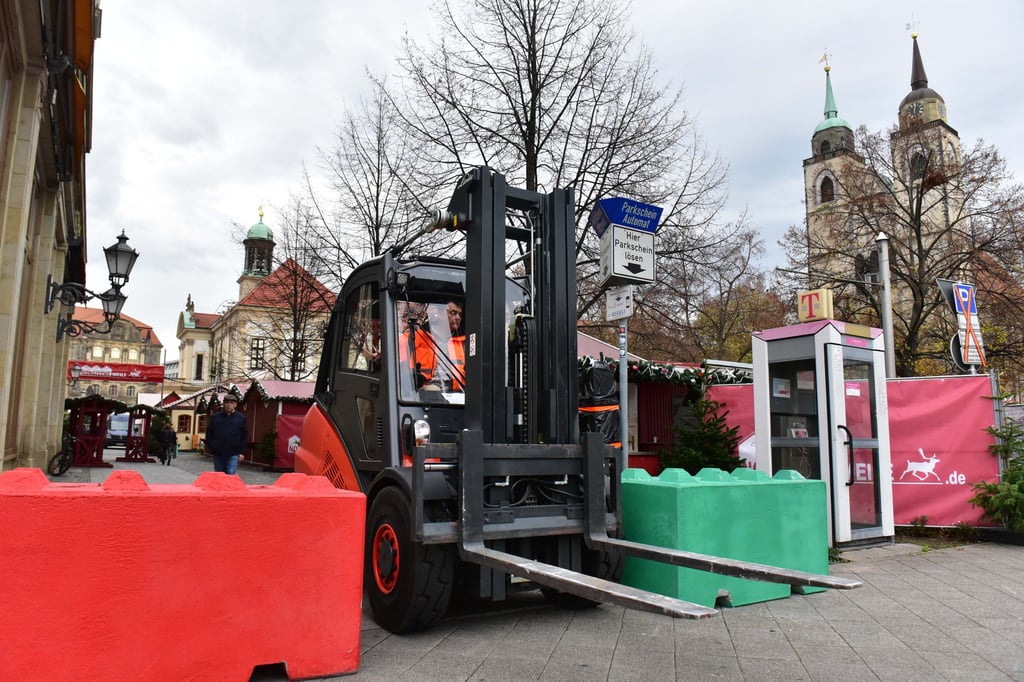 Ein Gabelstapler setzt im November 2024 die Beton-Sperren, die den Weihnachtsmarkt Magdeburg schützen sollten. Kontrolliert wurde die Aufstellung von der Stadt nicht.