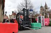 Ein Gabelstapler setzt im November 2024 die Beton-Sperren, die den Weihnachtsmarkt schützen sollen.